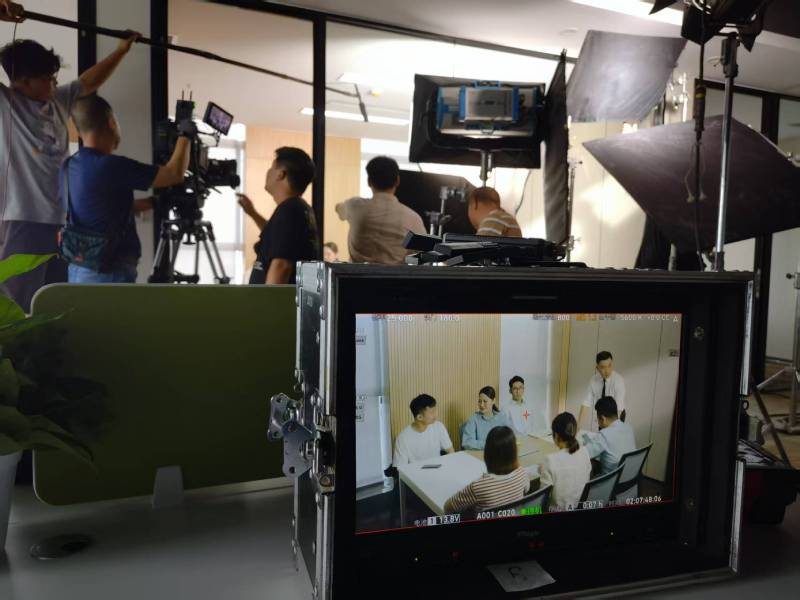 大英县TVC拍摄公司：科技产品视觉化大师，诠释未来感与功能美学